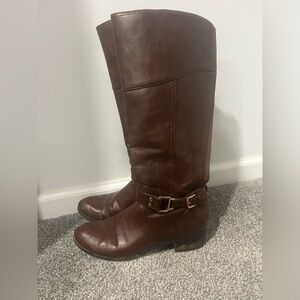 Brown riding boots with buckle